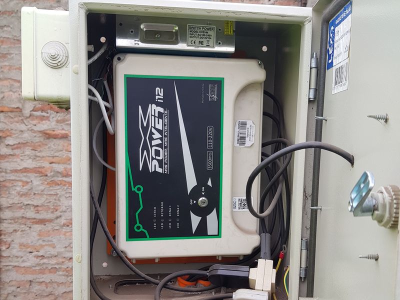 Gabinete de energizador de cerco eléctrico perimetral