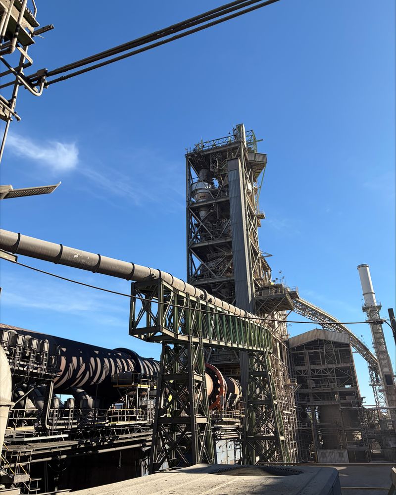 Planta industrial con torre de proceso y ductos