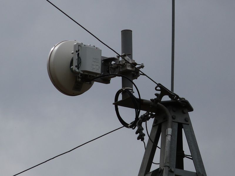 Antena de radioenlace instalada en mástil